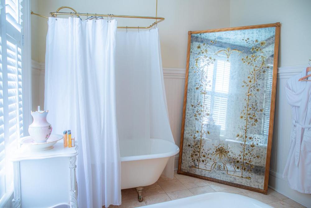 Deluxe Suite with Spa Bath interior
