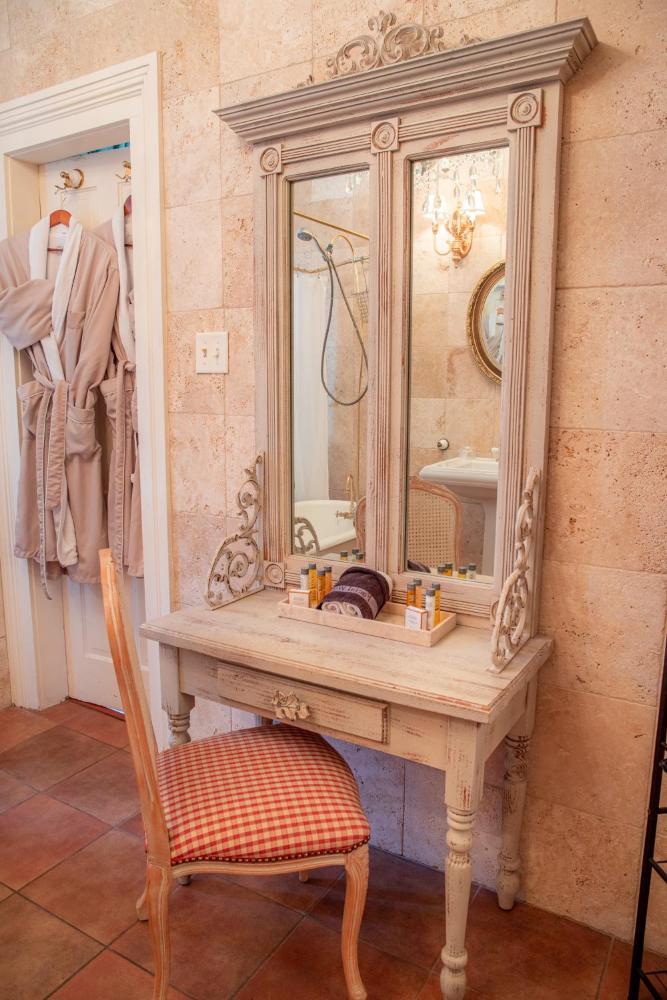 One-Bedroom King Suite interior